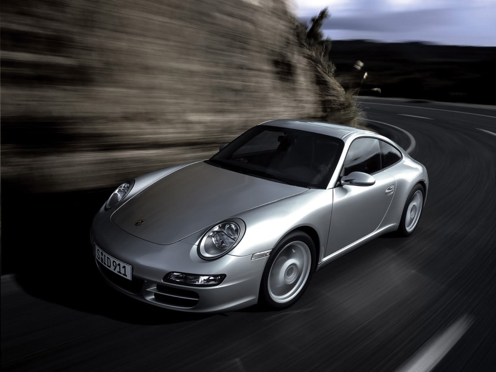 Где серая машина. Porsche 911 Carrera s 2005. Porsche 911 2005. Порше 911 997. Порше 911 2005.