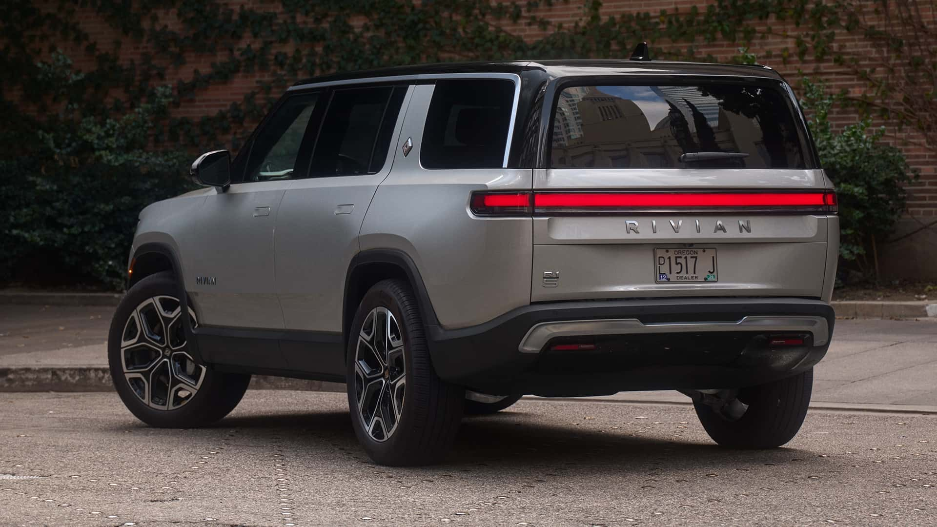 Rivian R1S II photo 209992