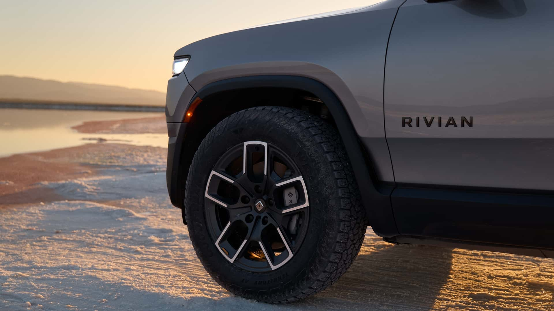 Rivian R1S II photo 209996