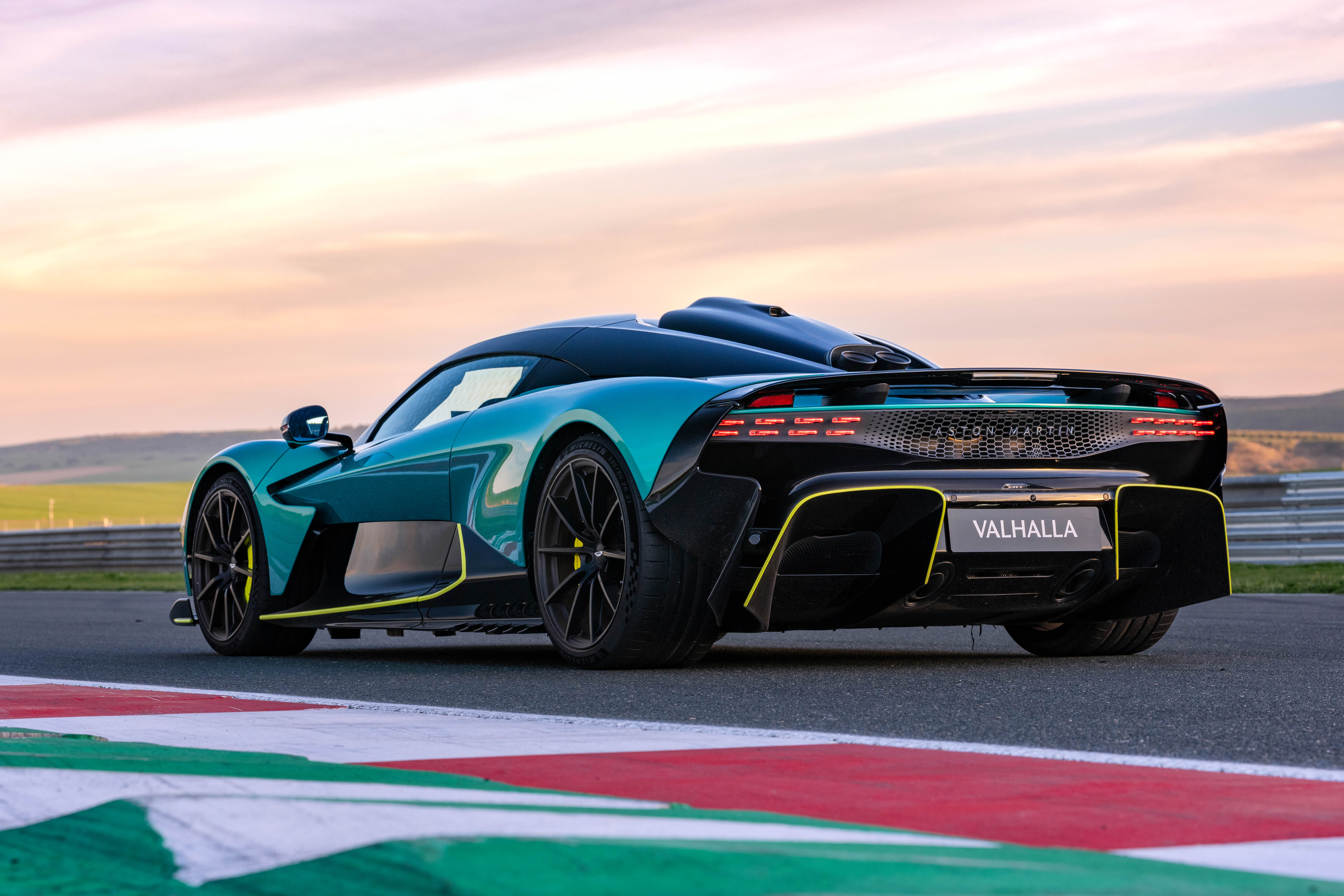 Aston Martin Valhalla photo 208039