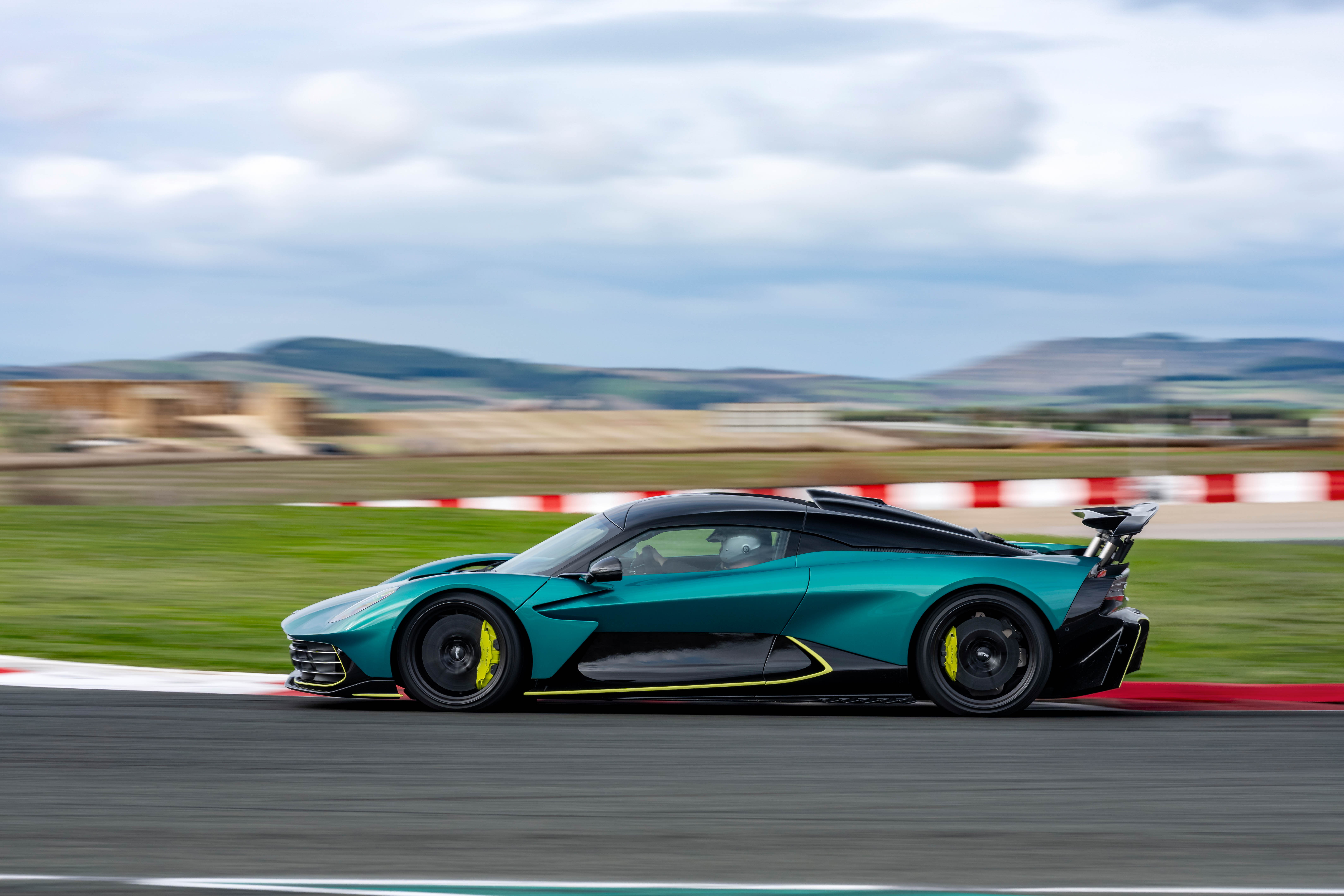 Aston Martin Valhalla photo 208050