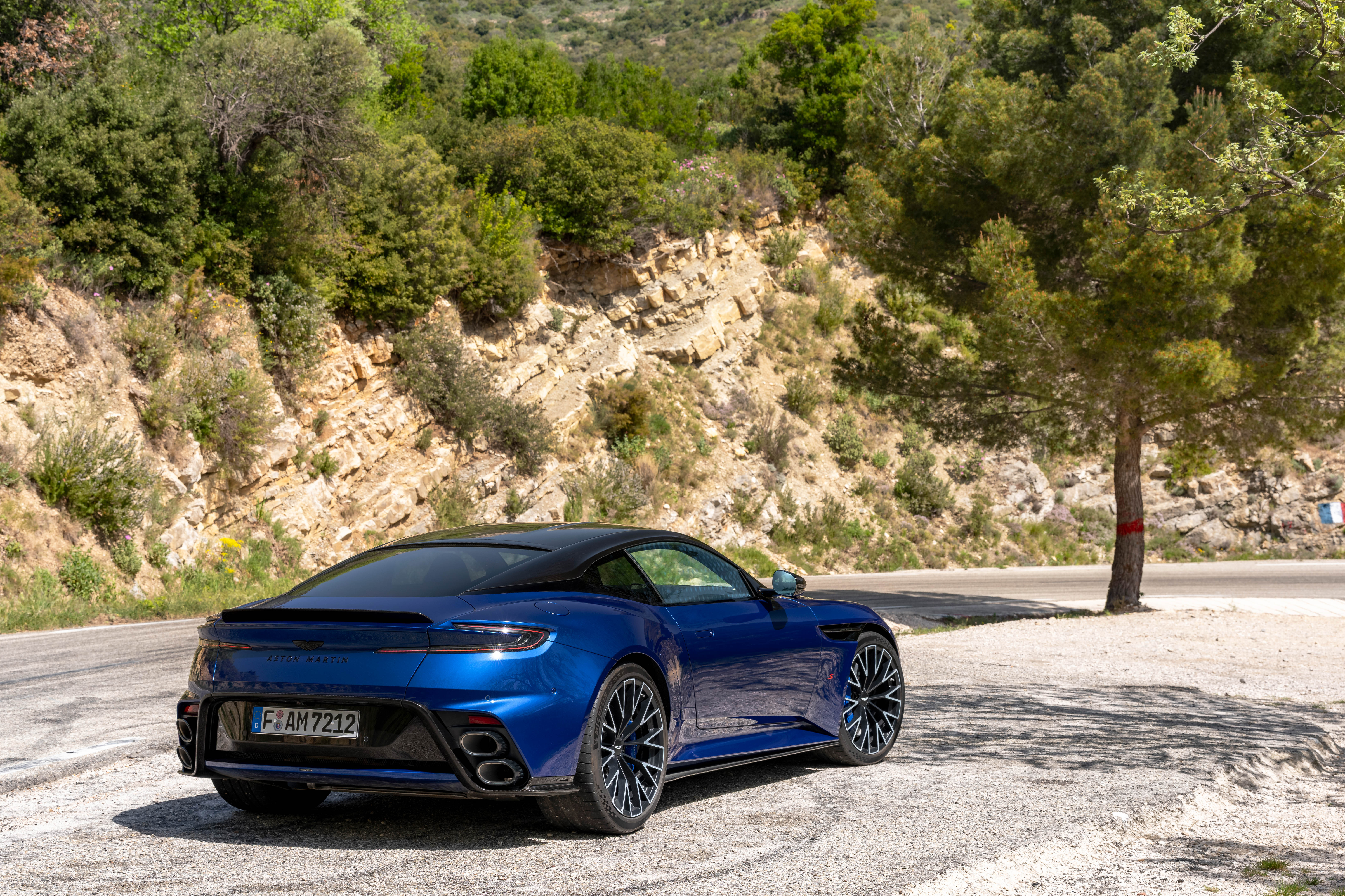 Aston Martin DB12 photo 208170