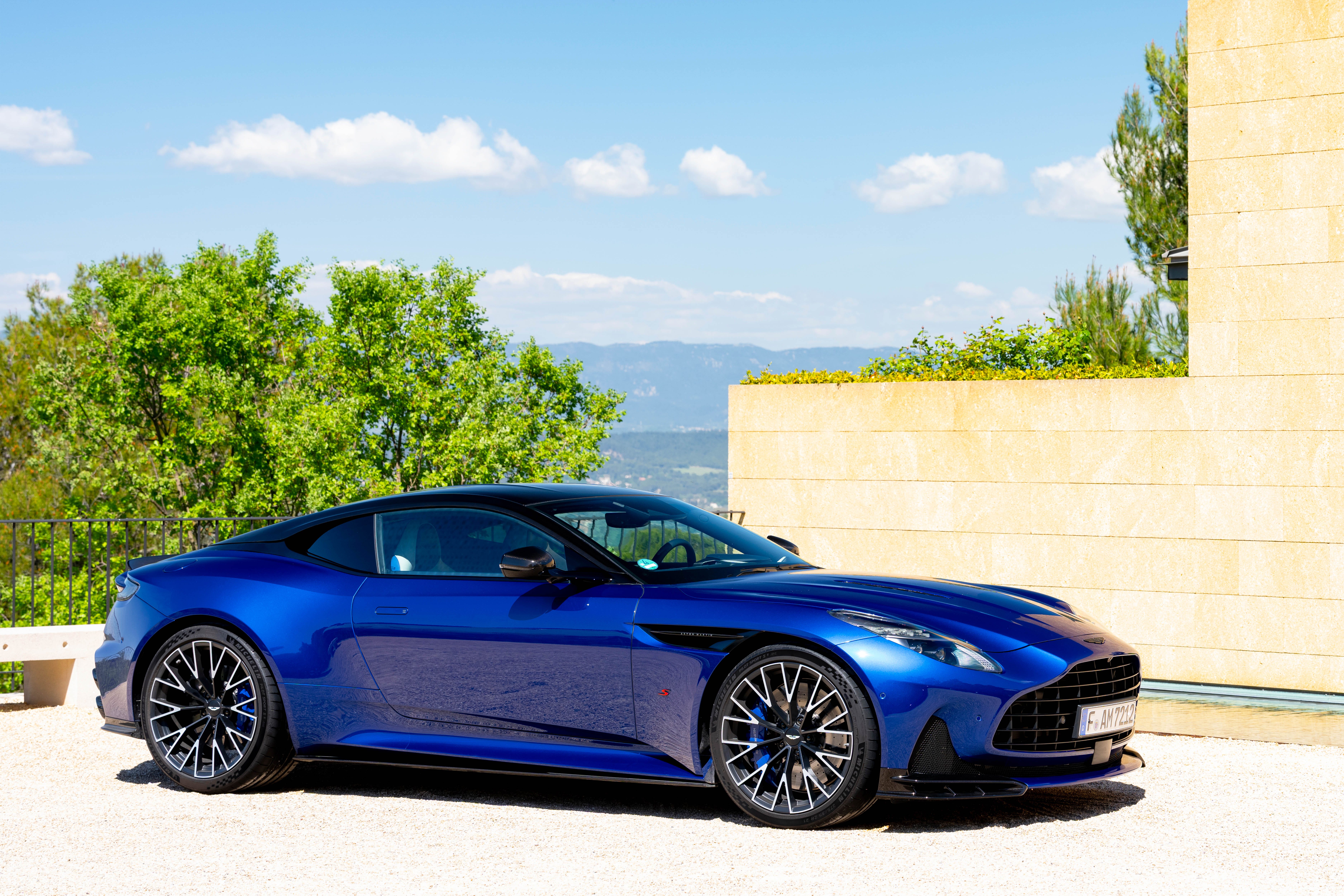 Aston Martin DB12 photo 208171