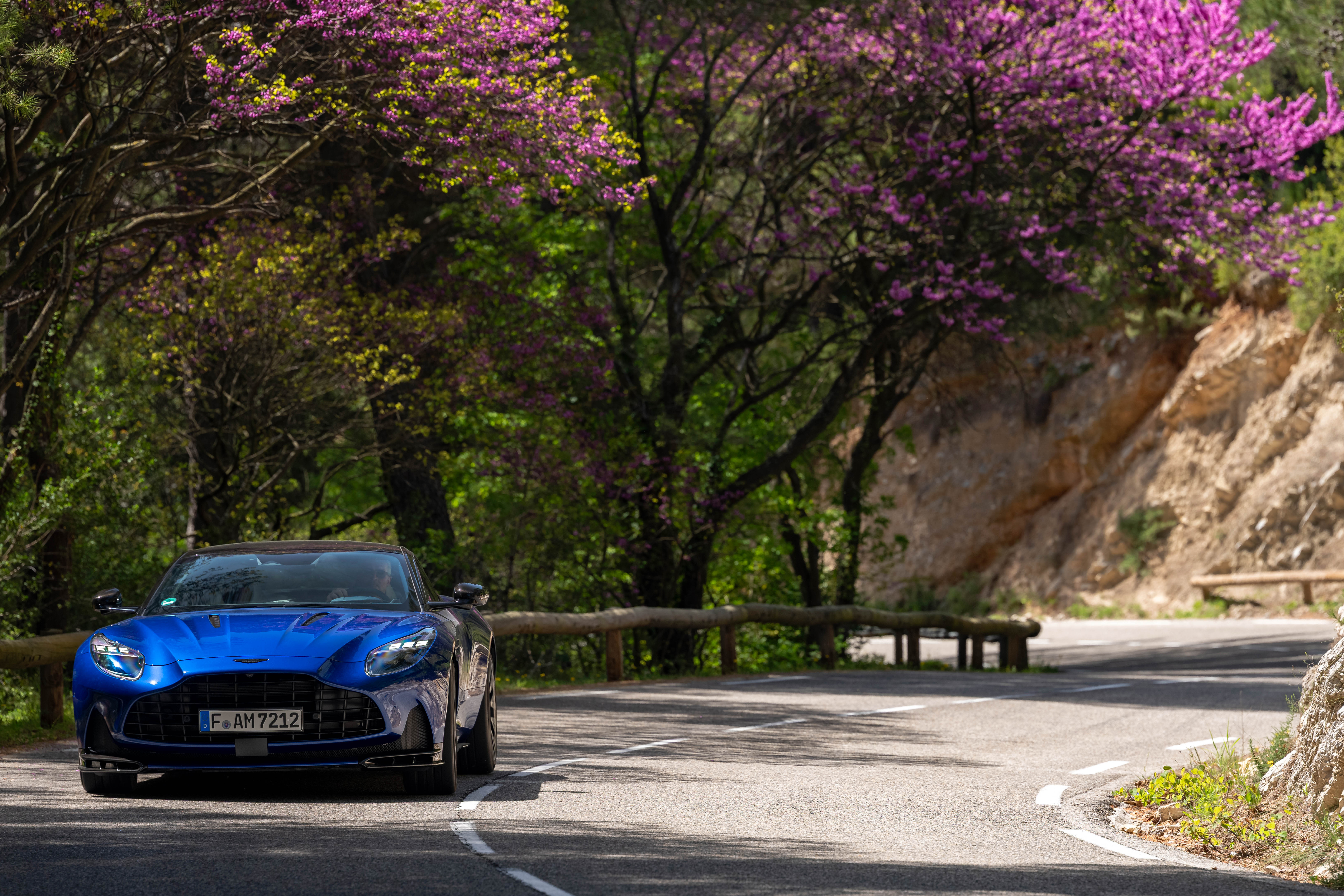 Aston Martin DB12 photo 208176