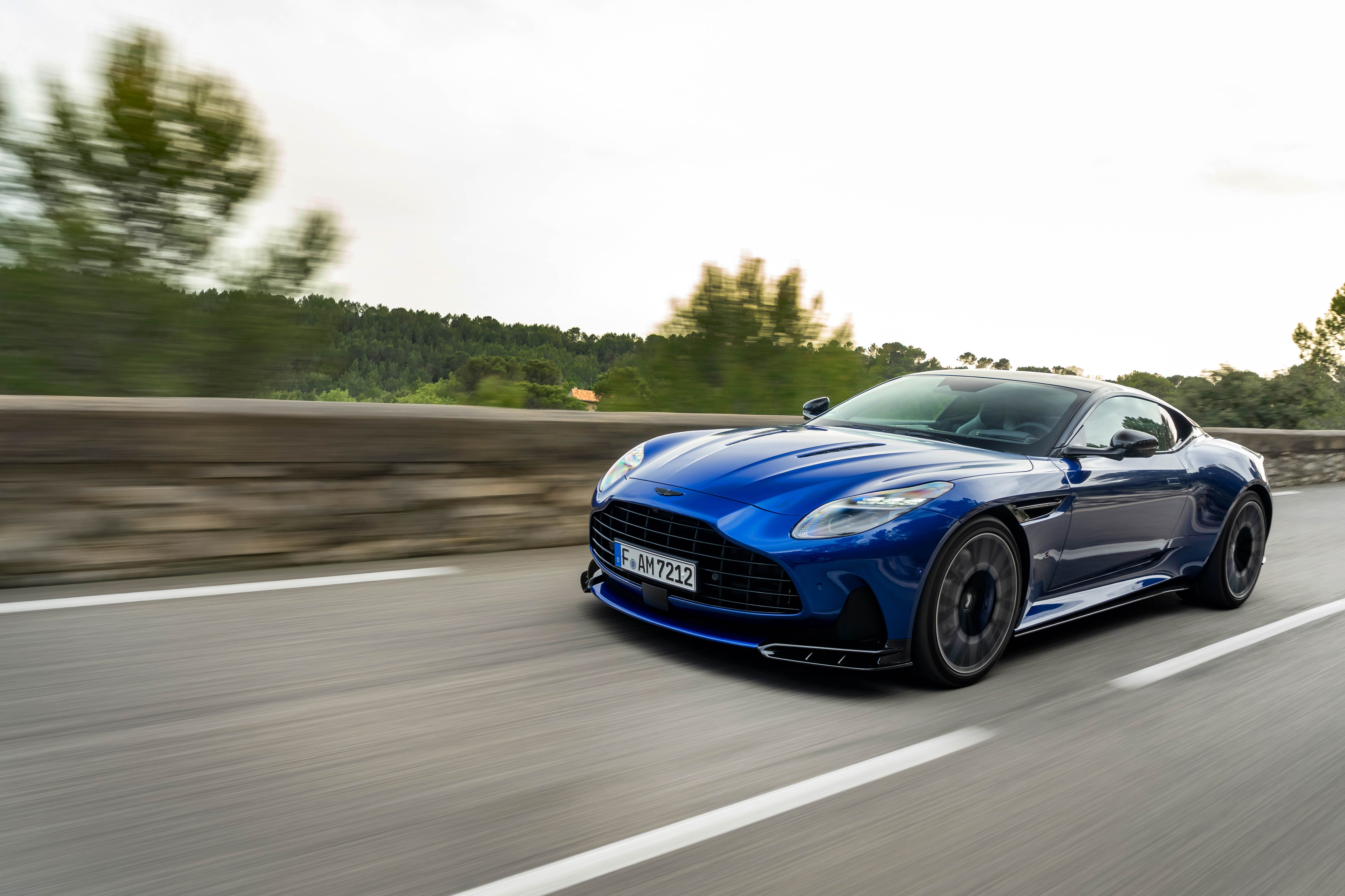 Aston Martin DB12 photo 208177